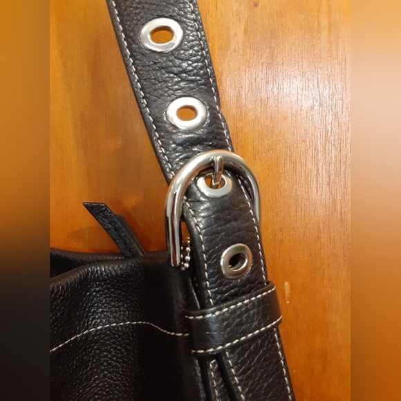 Coach Black Leather Shoulder Bag Silver Hardware Side Zip Pocket Inside Pocket - Picture 5 of 9